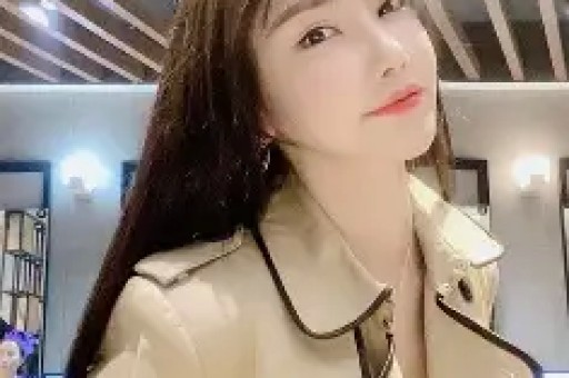 初代网红晒与新男友贴脸照此前因未成年生子被央视点名封号
